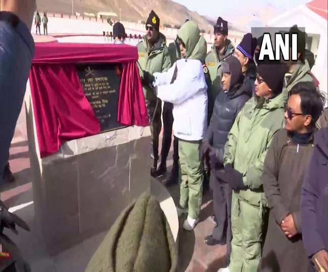 रक्षामंत्री राजनाथ सिंह ने रेजांग ला बेटल डे पर श्रद्धांजलि अर्पित कर सैनिकों का हौसला बढ़ाया।