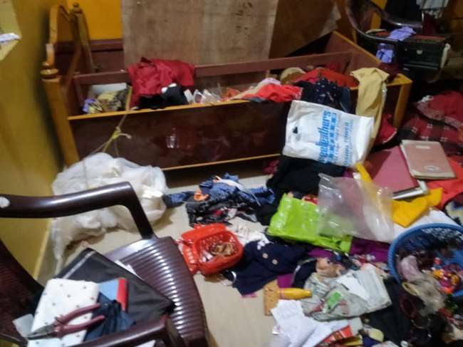 चोरी के बाद शिक्षक के घर में बिखरे सामान। जागरण