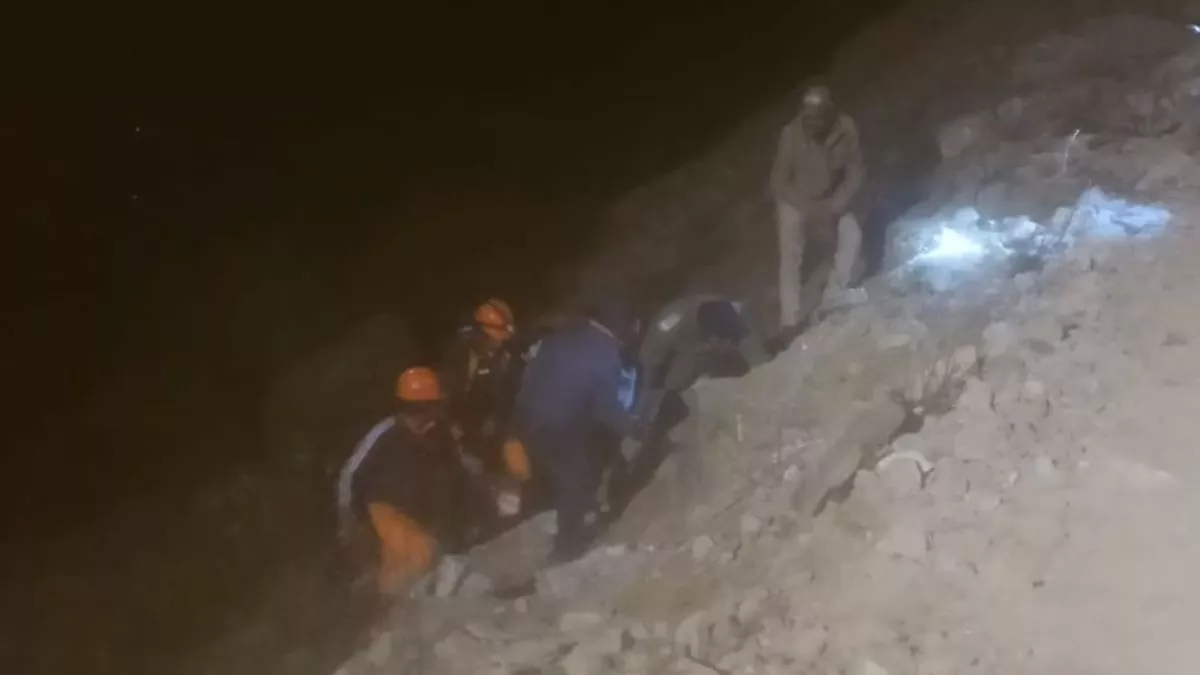 VIDEO: उत्‍तराखंड के चमोली जिले के जोशीमठ ब्‍लाक में ओवरलोड यात्री वाहन खाई में गिरा, 12 लोगों की मौत