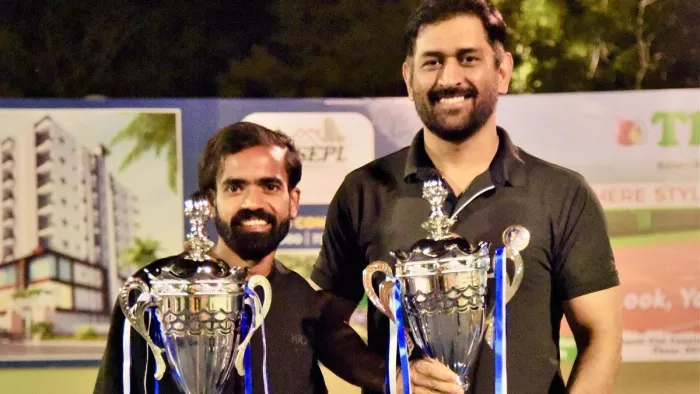 सुमित कुमार बजाज और महेंद्र सिंह धोनी। फोटो ट्विटर