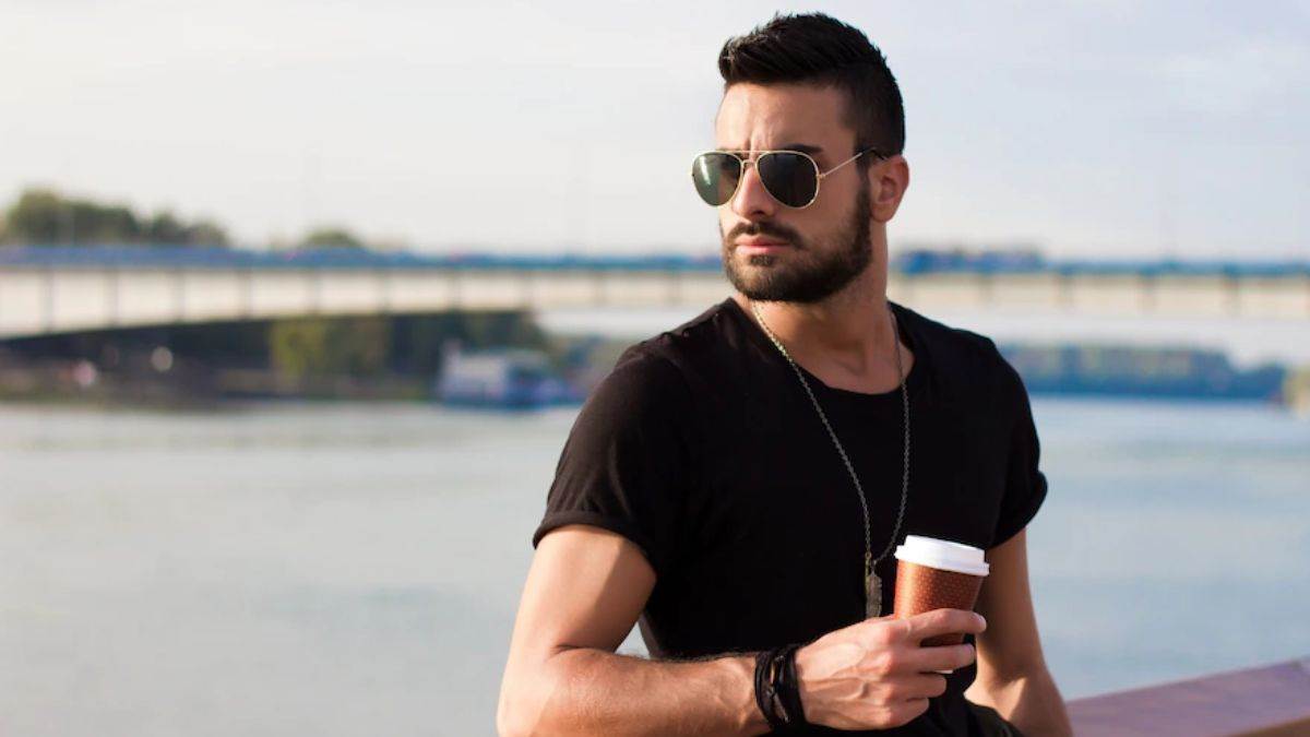 https://www.jagranimages.com/images/newimg/18112022/18_11_2022-fashion_tips_for_men_23211881.jpg