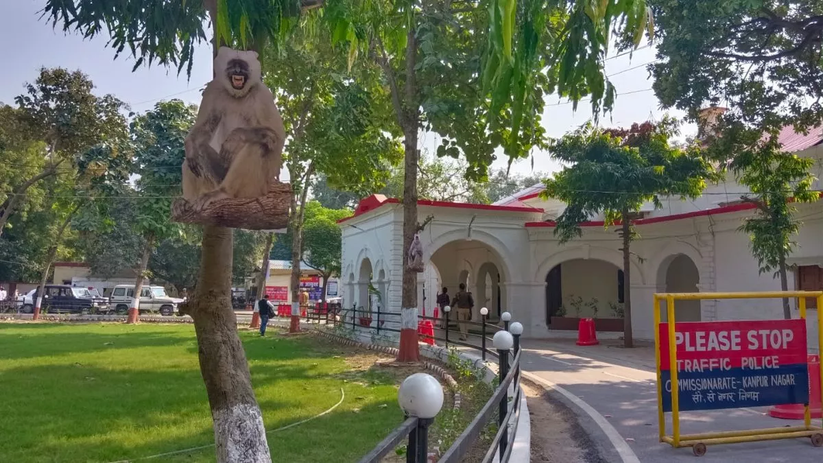 कानपुर पुलिस को भी सताता है डर, कमिश्नरेट दफ्तर में जगह-जगह पेड़ों पर लगाए गए लंगूर के पोस्टर