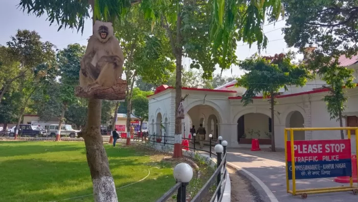 कानपुर पुलिस कमिश्नरेट कार्यालय में लगाया गया लंगूर का पोस्टर।