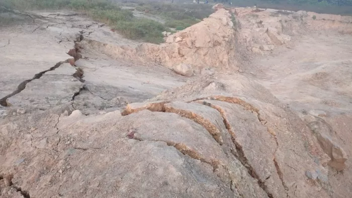 जमीन धंसने के बाद इलाके के लोगों में दहशत है।