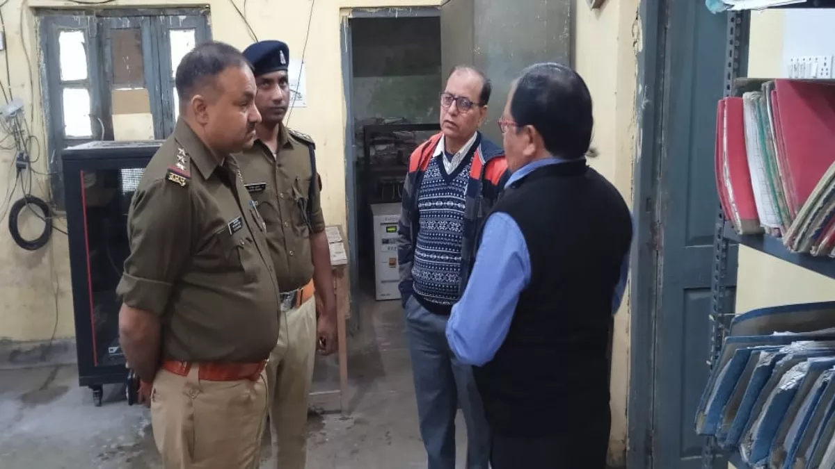 Lakhimpur: कोआपरेटिव बैंक की शाखा का ताला तोड़कर चोरी का प्रयास, सफाईकर्मी की सतर्कता से भागे