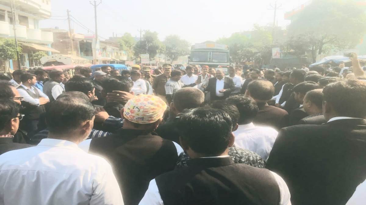 https://www.jagranimages.com/images/newimg/18112022/18_11_2022-pratapgarh_advocates_protest_23211935.jpg