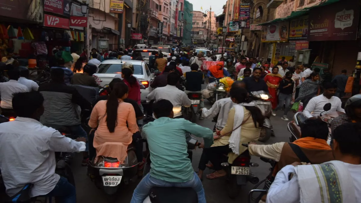 दिन भर जाम से जूझता रहा वाराणसी शहर, कई मार्गों पर वाहनों की लंबी कतार होने से लोग रहे परेशान - Varanasi city struggled with jams throughout the day people were worried