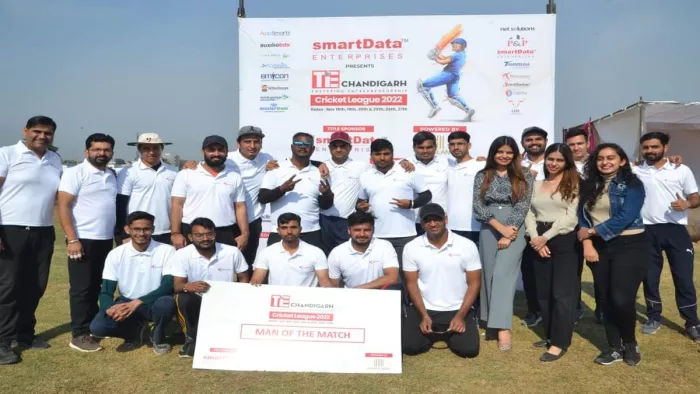विजेता टीम स्मार्ट डेटा के खिलाड़ी और उनके प्रशंसक।