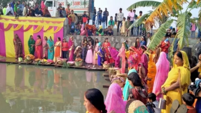बीते वर्ष लाल बाजार गांव में छठ पर्व पर अर्घ्य देने के लिए जुटे श्रद्धालुओं का फाइल फोटो