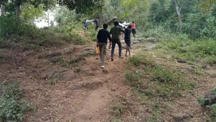 आओ हकीकत से मिलाएं, दुमका के इस गांव में बरसात होने पर बच्चे स्कूल जाना कर देते हैं बंद