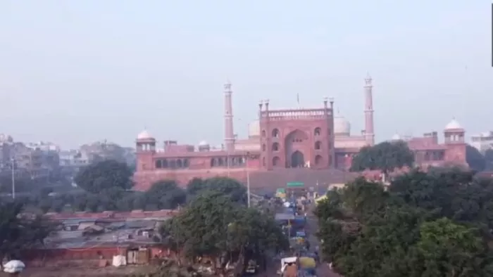 Delhi Air Pollution: मामूली सुधार के बाद भी सांस लेने लायक नहीं है दिल्ली की हवा।