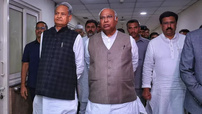 Rajasthan Election 2023 इंजीनियर से मिले खरगे और गहलोत।