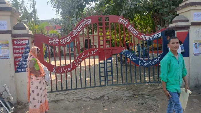 हंगामे के बाद बंद किया गया थाने का गेट।