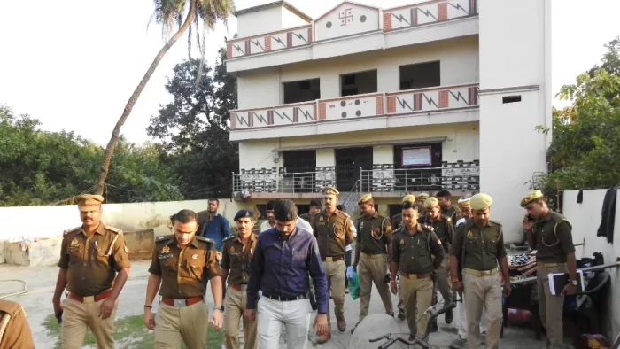 गैगस्टर मंजू देवी के आवास पर कार्रवाई करती पुलिस। -जागरण