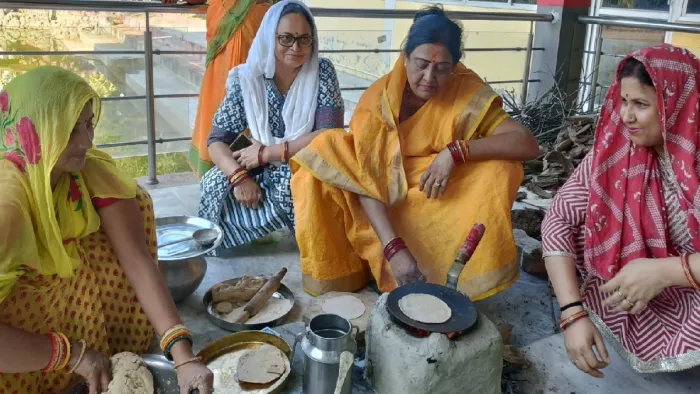खरना का प्रसाद बनाते हुए वैशाली सांसद वीणा देवी।
