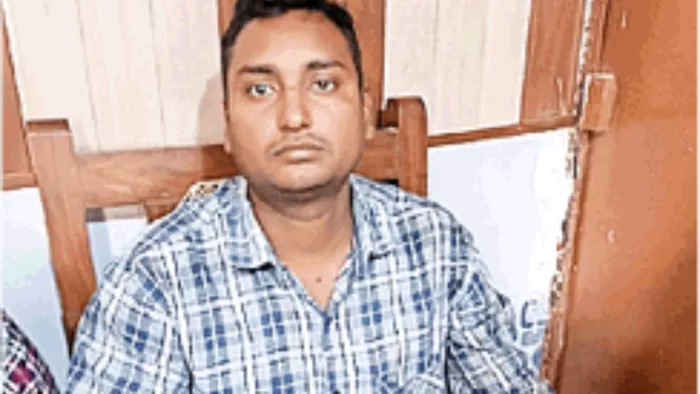 तिवारीपुर थाने में आरोपित कार्यकारी सहायक संदीप गौतम। सौ. एंटी करप्शन