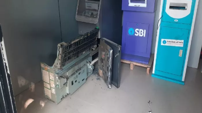 SBI की कैश डिपोजिट मशीन काटकर पैसा चुरा ले गए चोर। फोटो- जागरण