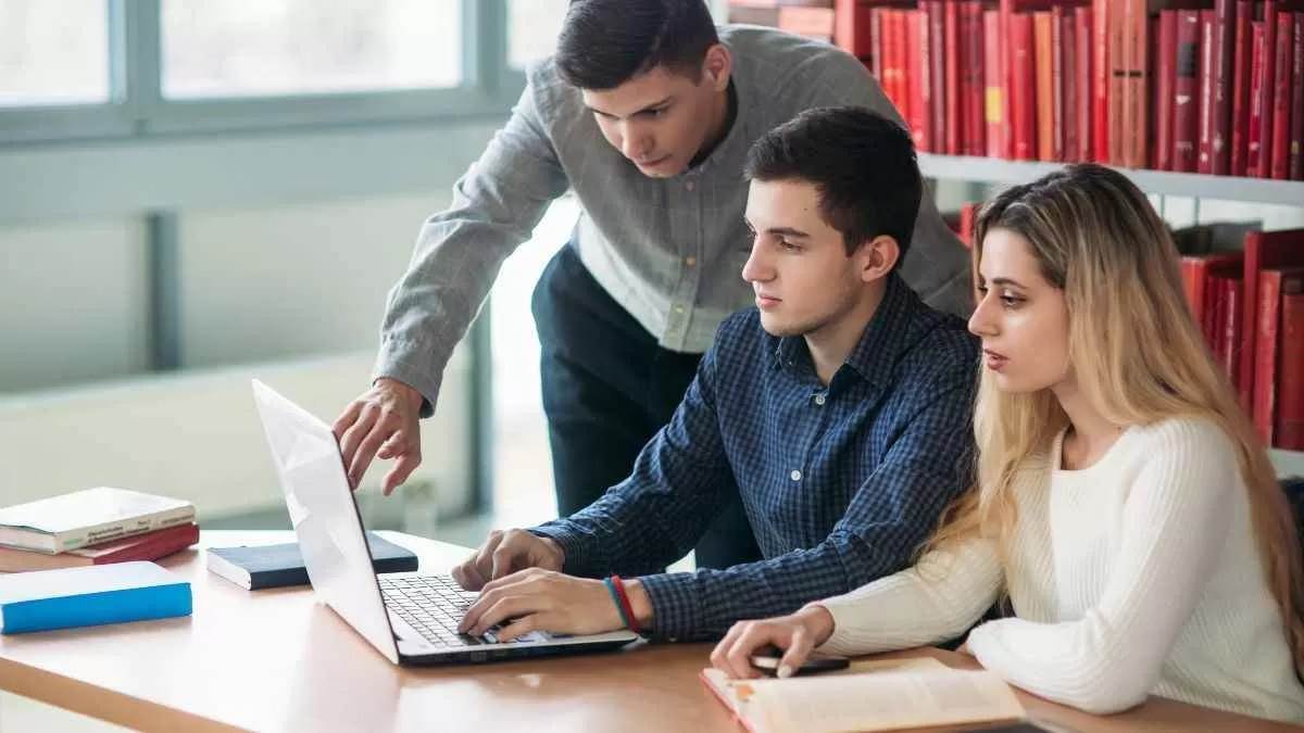 https://www.jagranimages.com/images/newimg/18112023/18_11_2023-students_23583049.jpg