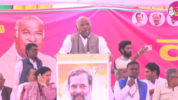 कांग्रेस अध्यक्ष मल्लिकार्जुन खरगे ने शनिवार को भरतपुर की चुनावी रैली में भाजपा पर जमकर निशाना साधा।