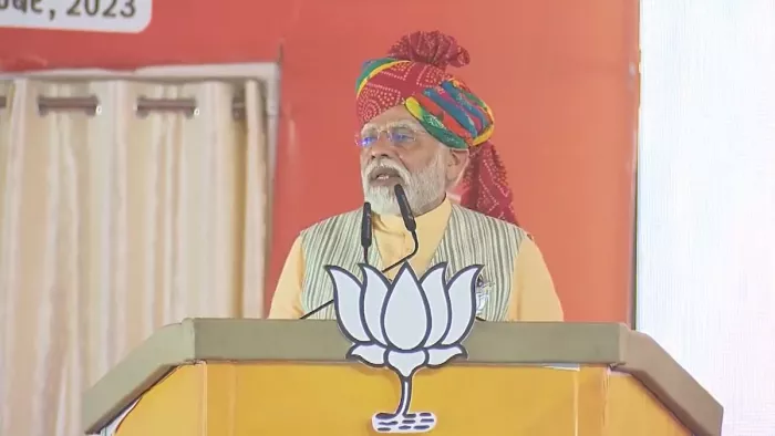 सीएम अशोक गहलोत पर निशाना साधते हुए मोदी ने कहा कि कुछ लोग यहां खुद को जादूगर कहते हैं।