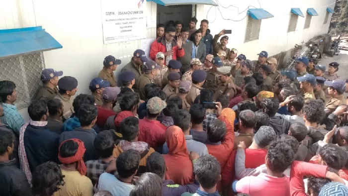 रेस्क्यू कार्य में देरी और सुरंग निर्माण में खामी को लेकर विरोध प्रदर्शन करते श्रमिक। जागरण