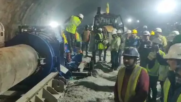 Uttarakhand Tunnel Collapse: रेस्क्यू के बीच गूंजी सुरंग चटकने की आवाज