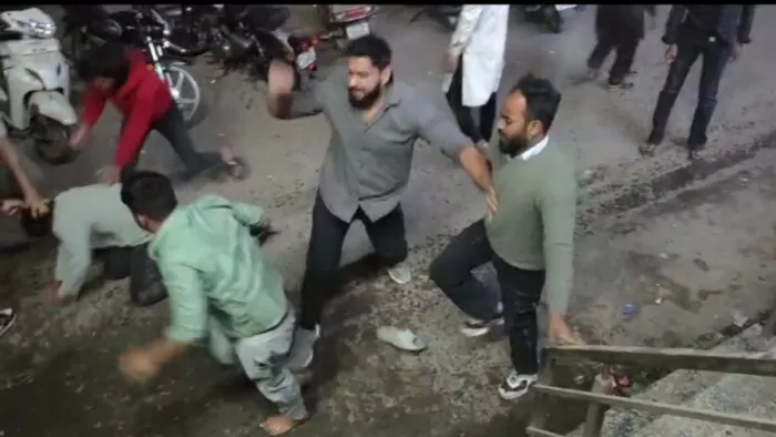 प्रेम नगर में रेस्टोरेंट संचालक को पीटते दबंग।