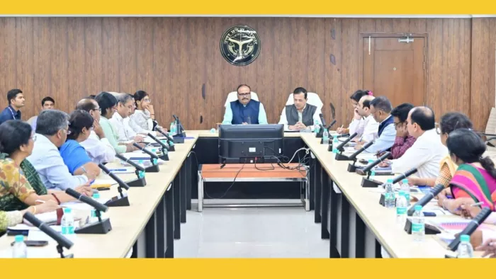 ब्रजेश पाठक ने स्वास्थ्य अफसरों के साथ हाईलेवल मीटिंग की। (तस्वीर जागरण)