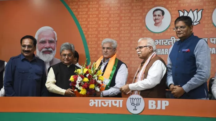 केंद्रीय मंत्री मनोहर लाल ने कैलाश गहलोत को भाजपा ज्वाइन कराई। फोटो- जागरण