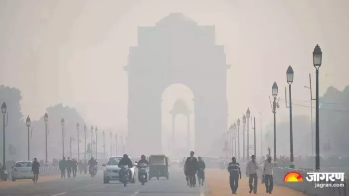कोहरे और स्मॉग के बीच इंडिया गेट का दृश्य। फोटो- जागरण