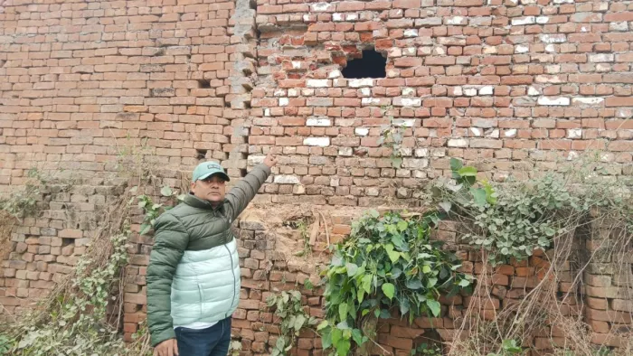 दीवार में सेंध कर लूट की गई। फोटो- जागरण