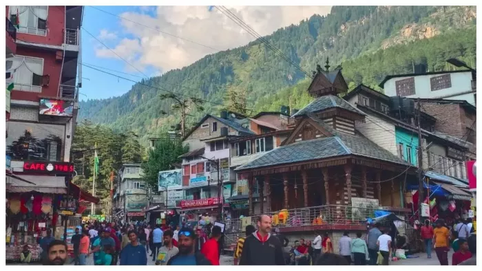 हिमाचल में बढ़ने लगी टूरिस्टों की भीड़ (फाइल फोटो)