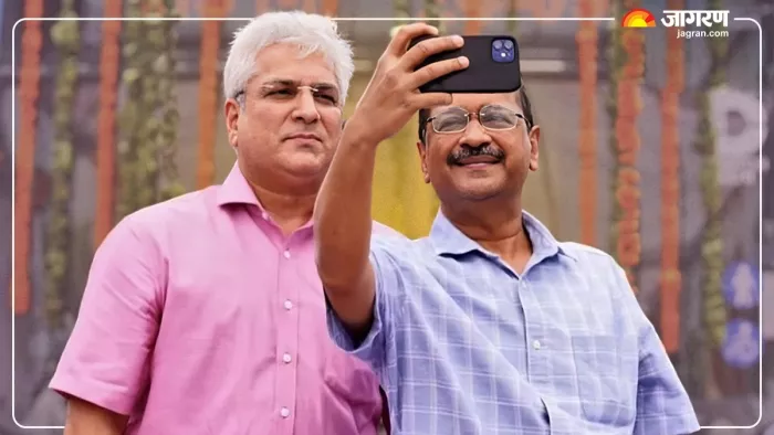 कैलाश गहलोत के साथ सेल्फी लेते अरविंद केजरीवाल। फोटो सौजन्य-सोशल मीडिया