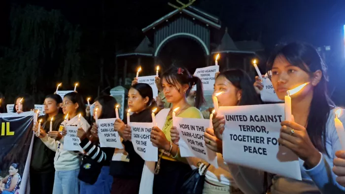 इंफाल में कैंडल मार्च में हिस्सा लेते कई स्कूलों और कॉलेजों की छात्राएं। ( फोटो- एएनआई)