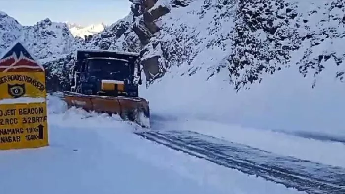 हिमपात से अवरुद्ध जोजिला में मशीन से बर्फ हटाते सीमा सड़क संगठन के कर्मचारी