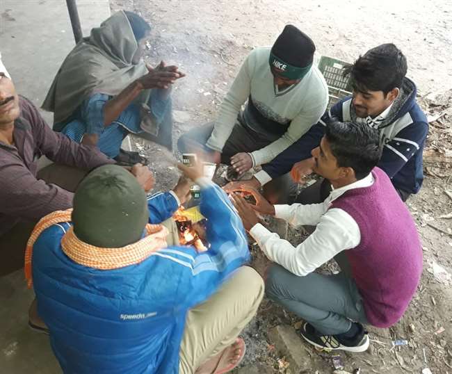 साढ़े चार डिग्री पारा गिरने गलन बढ़ी, भीषण ठंड के कारण वाराणसी के सभी स्‍कूल-कालेज 21 तक बंद