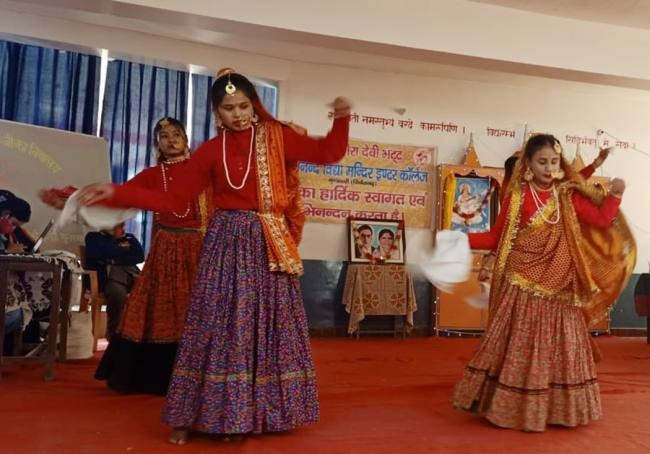 nri raj bhatt presented bus for the children of heera devi bhatt vivekananda vidya mandir