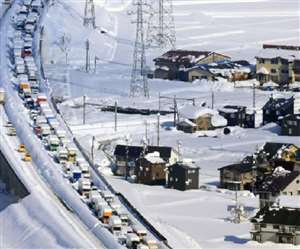 जापान में 1 हजार से अधिक लोग भारी बर्फबारी के चलते राजमार्ग पर फंसे लोग।