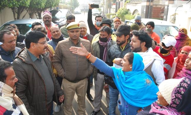 The scavengers surrounded the chairpersonchar(39)s residence - Uttar Pradesh Muzaffarnagar Local News