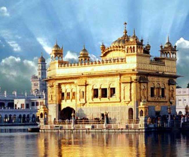 आप नए साल पर गोल्डन टेंपल के दर्शन करके एक शुभ शुरुआत कर सकते हैं