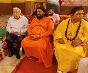 अरुण दास महाराज के साथ बैठे हैं कांग्रेस नेता बुल्‍ले शाह।