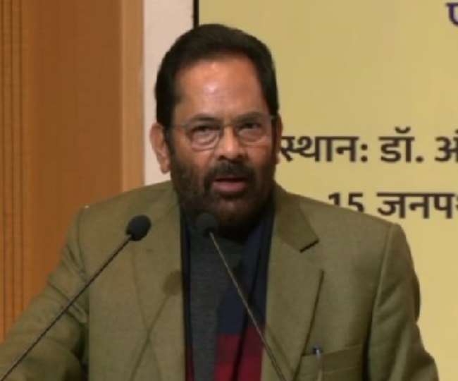 मुख्तार अब्बास नकवी ने लड़कियों के विवाह की आयु बढ़ाने के प्रस्ताव का विरोध करने वालों पर हमला बोला है।