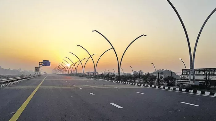 Agra Lucknow Expressway Accident: आगरा लखनऊ एक्सपेसवे पर हुआा भीषण सड़क हादसा
