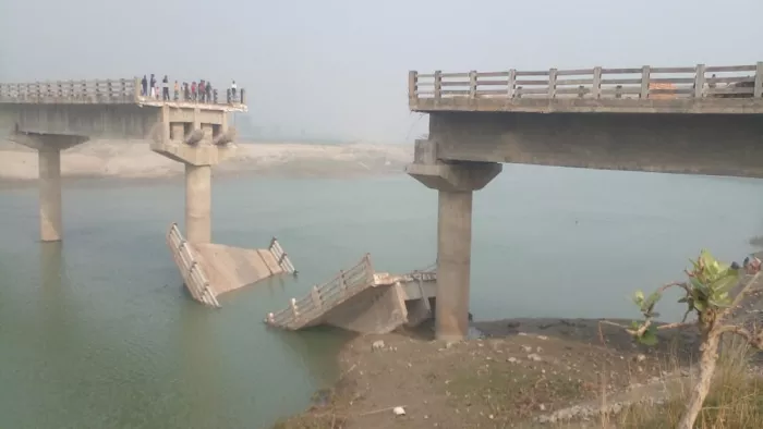 साहेबपुर कमाल में निर्माणाधीन पुल का आधा भाग टूटकर नदी में गिरा। फोटो- जागरण