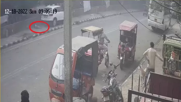इस दौरान फुटपाथ पर मौजूद तीन बच्चों को टक्कर लग गई।