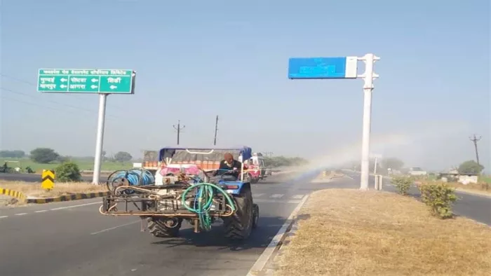 सड़क हादसे रोकने के लिए मप्र में फोर लेन पर किया जा रहा गंगा जल का छिड़काव।