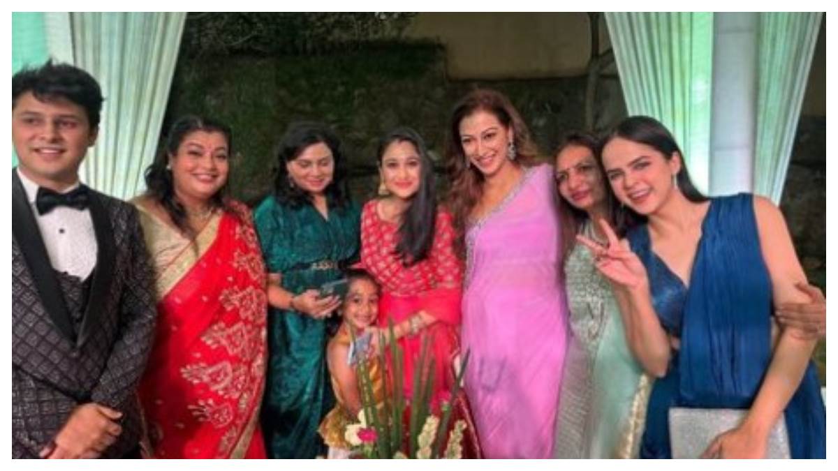 disha vakani photo with taarak mehta ka ooltah chashmah tmkoc cast goes viral actress pose in wedding with daughter