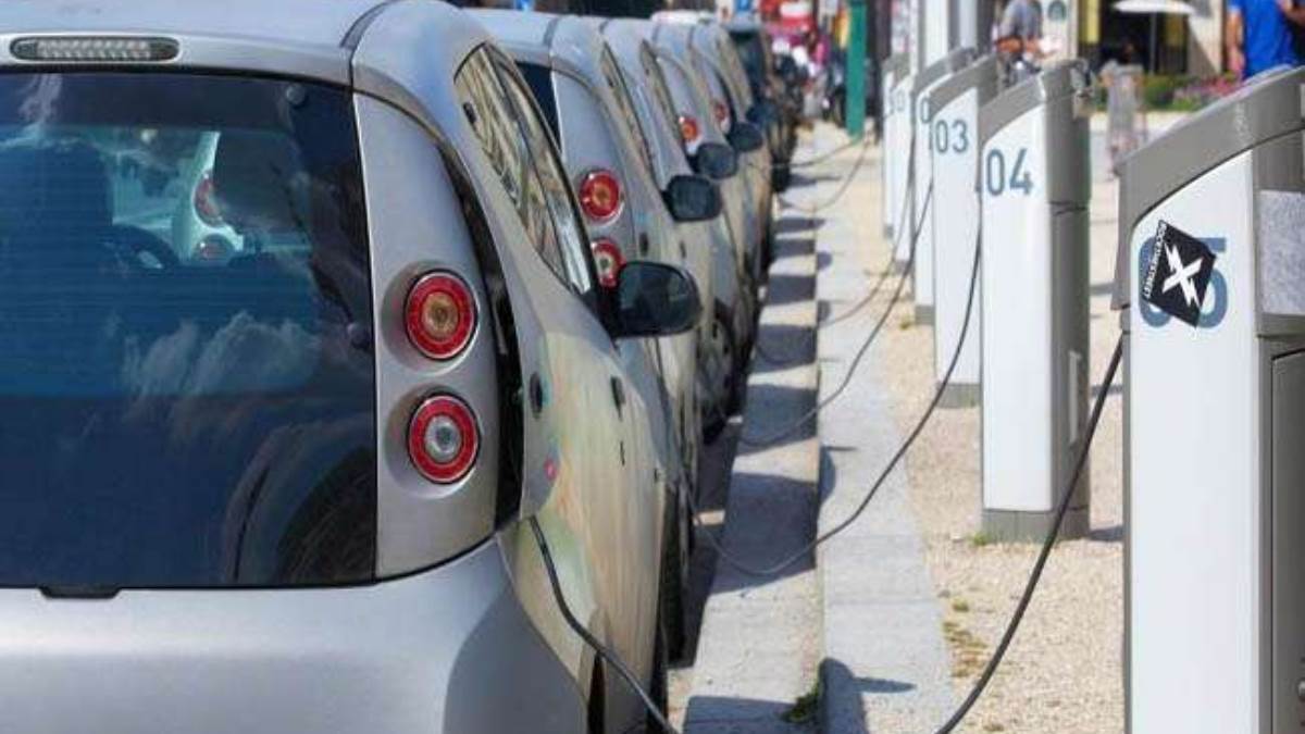 big announcement by government to promote e vehicles e charging stations will be built in government departments