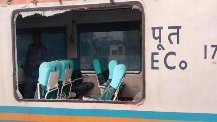 न्यू गिरिडीह-रांची एक्सप्रेस पर पथराव, दो कोच का टूटा शीशा।