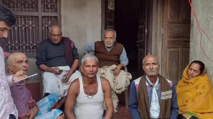 रामपुर उदय गांव में ललित मोहन झा के घर पर माता पिता के साथ अन्य ग्रामीणों।